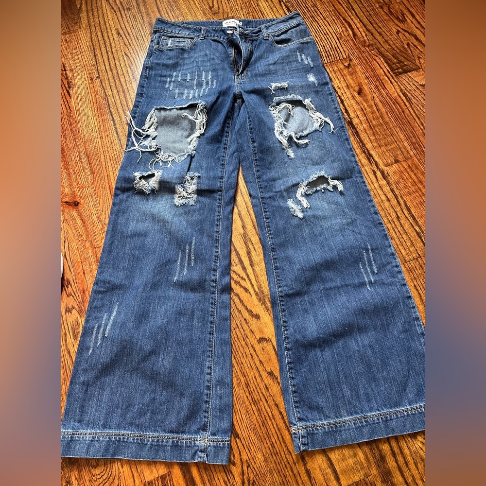 Distressed Wide Leg Lutz By Uniq Jeans. Size 9/29